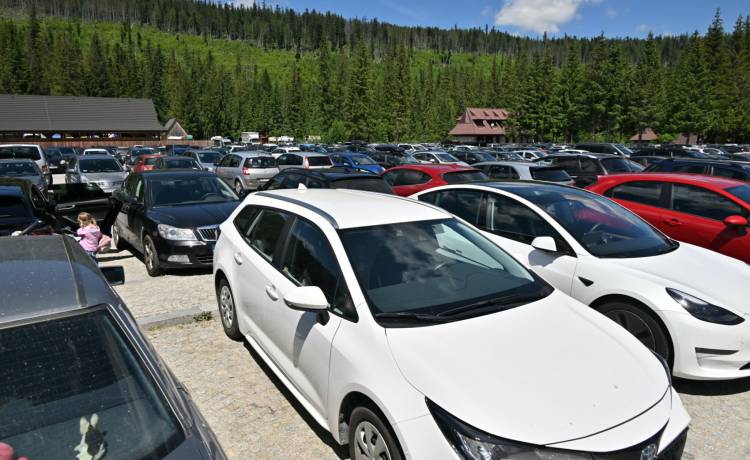 Parking na Palenicy Białczańskiej, fot. Pawel Murzyn/East News